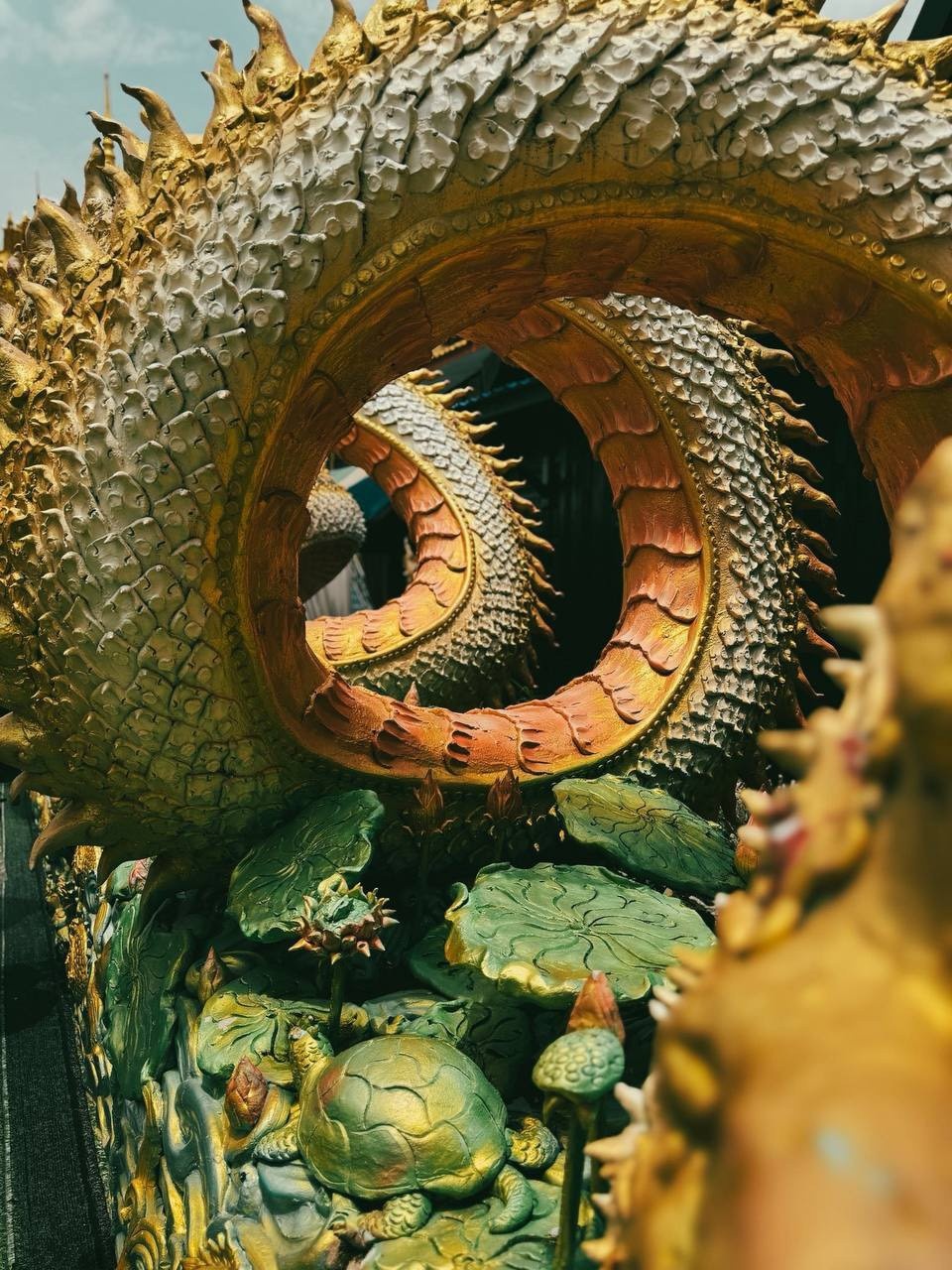 Unglaubliche Thailand und Ritual der „Niederlagen-Beerdigung“Rafting im Nakorn Nayock Tal.