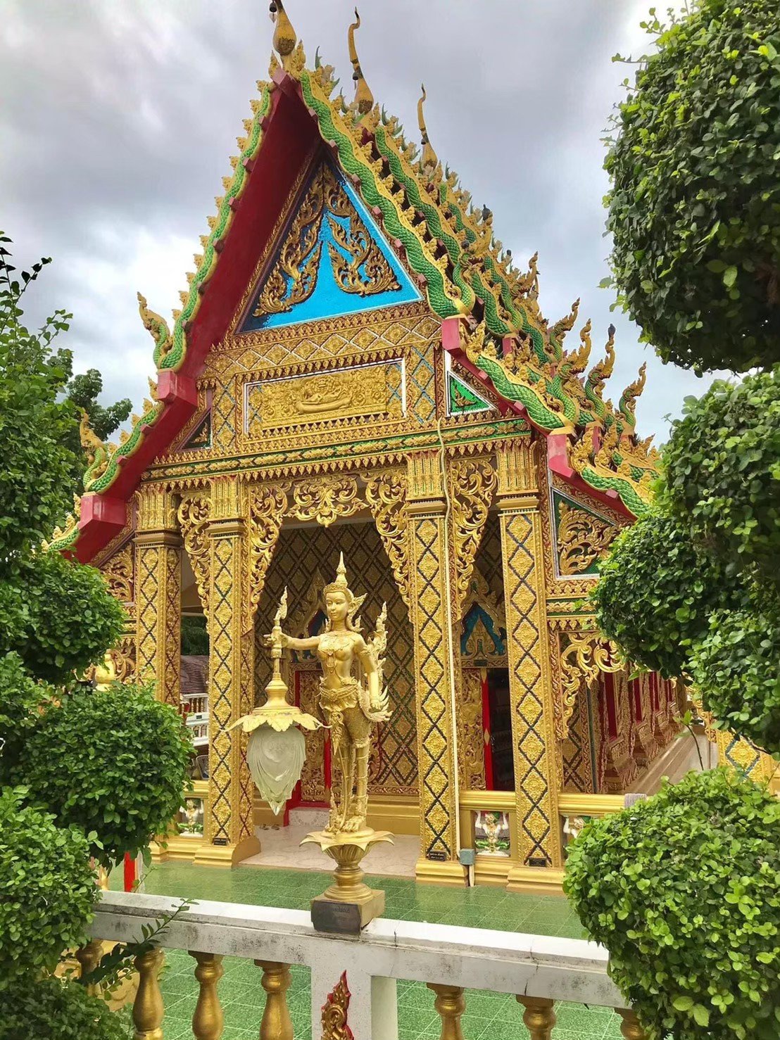 Unglaubliche Thailand und Ritual der „Niederlagen-Beerdigung“Rafting im Nakorn Nayock Tal.