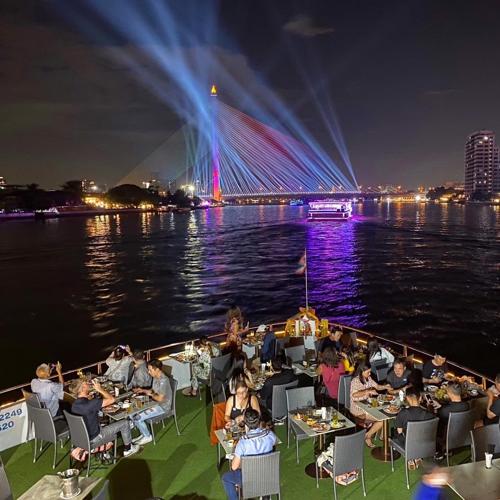 NEUES ABENDLICHES BANGKOK