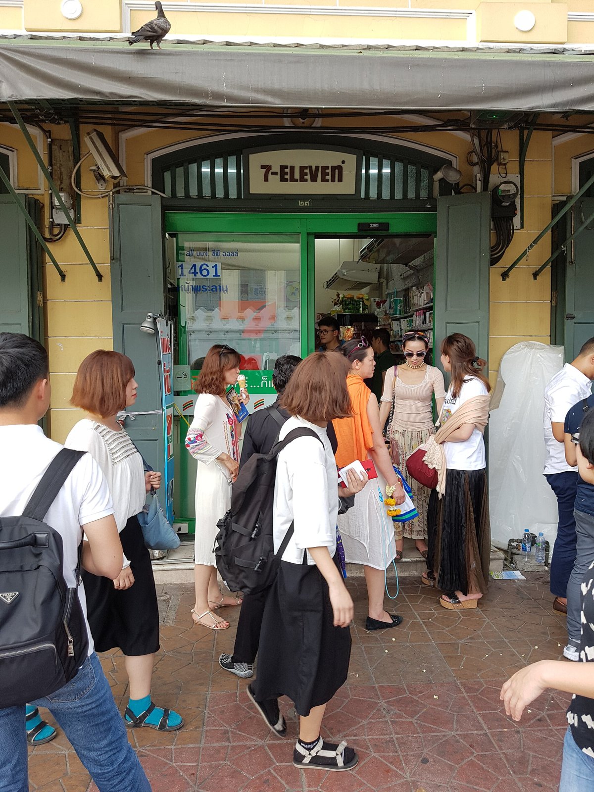 7-Eleven ในประเทศไทย: ซื้ออะไรดี ราคาปี 2026 และ 5 บริการที่เคาน์เตอร์ที่นักท่องเที่ยวไม่รู้
