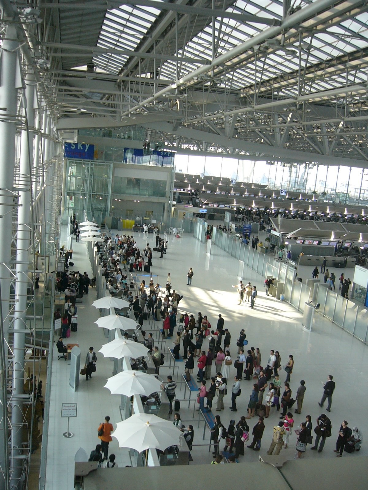 Aeroporto di Bangkok: il controllo passaporti a Suvarnabhumi diventa più veloce, ma non per tutti