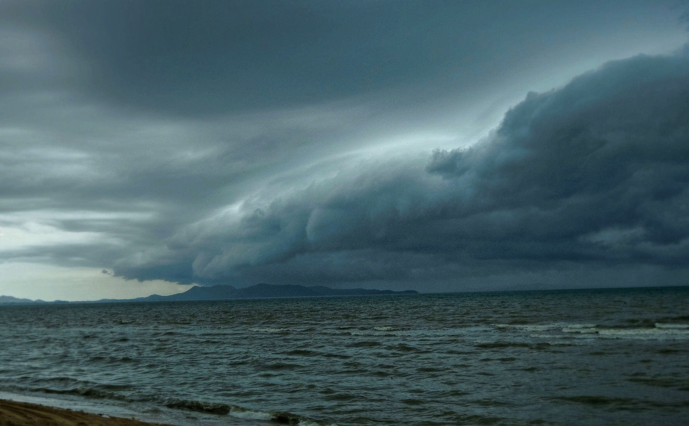 Koh Larn isolata dalla tempesta: a Pattaya vietato uscire in barca, affondate 6 imbarcazioni