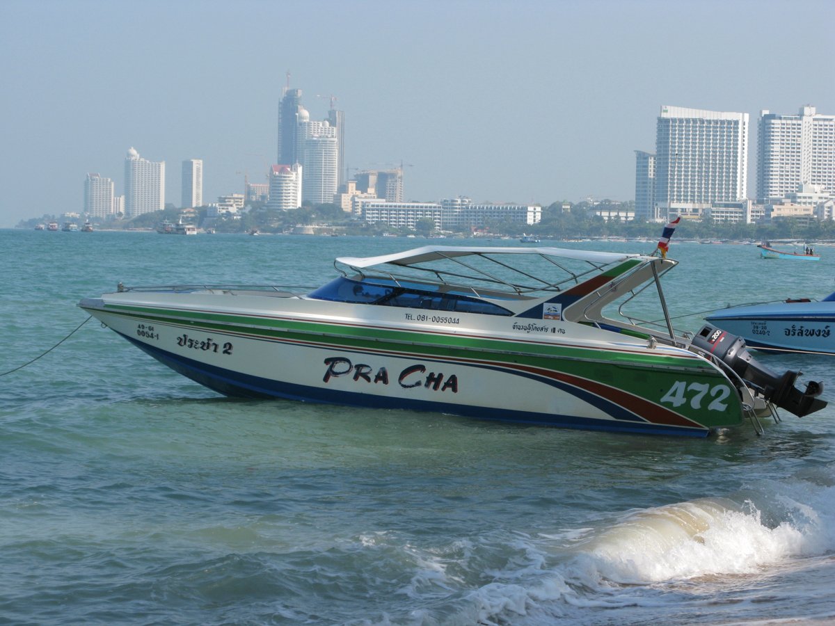 Koh Larn isolata dalla tempesta: a Pattaya vietato uscire in barca, affondate 6 imbarcazioni