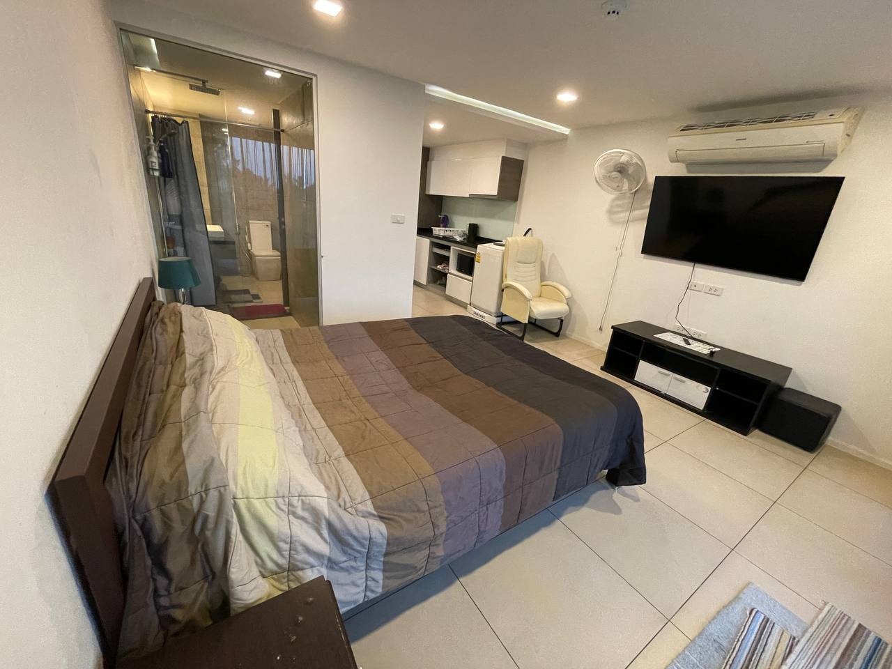 Waters Edge Condominium, Estudio