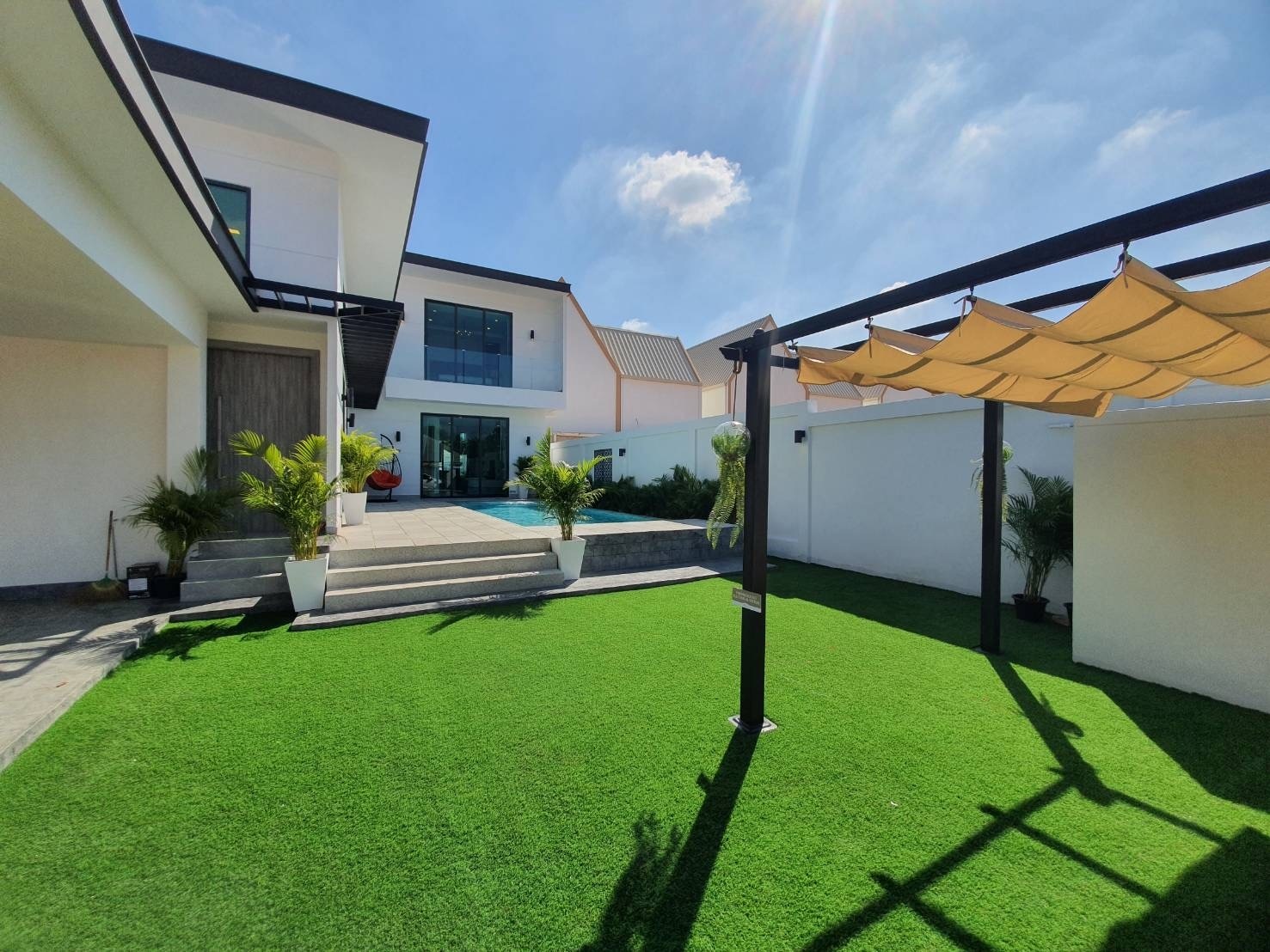 Layan Bangsare Beach, Villa