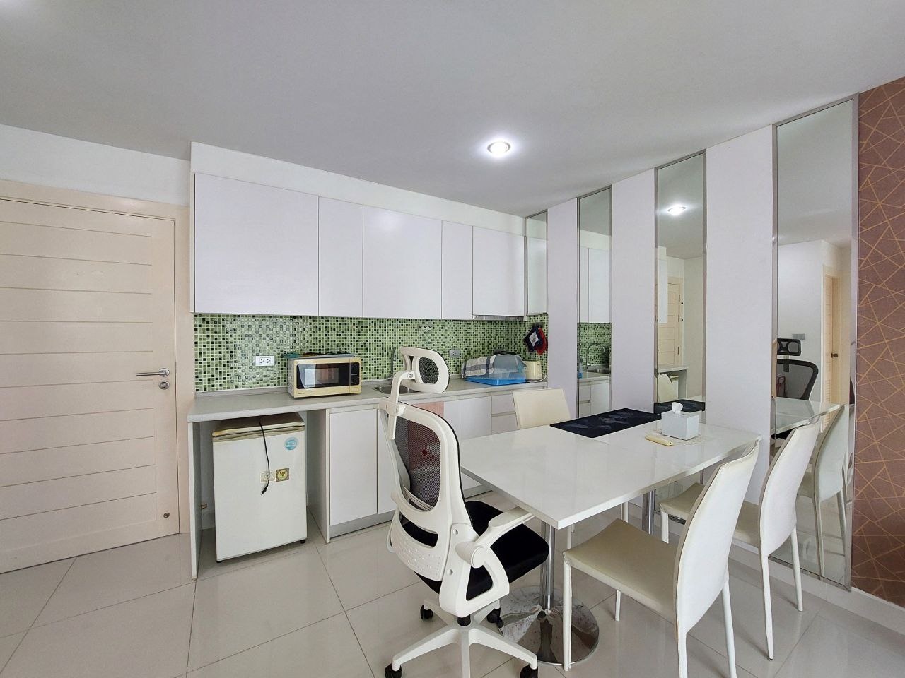 Amazon Residence, 1-camera
