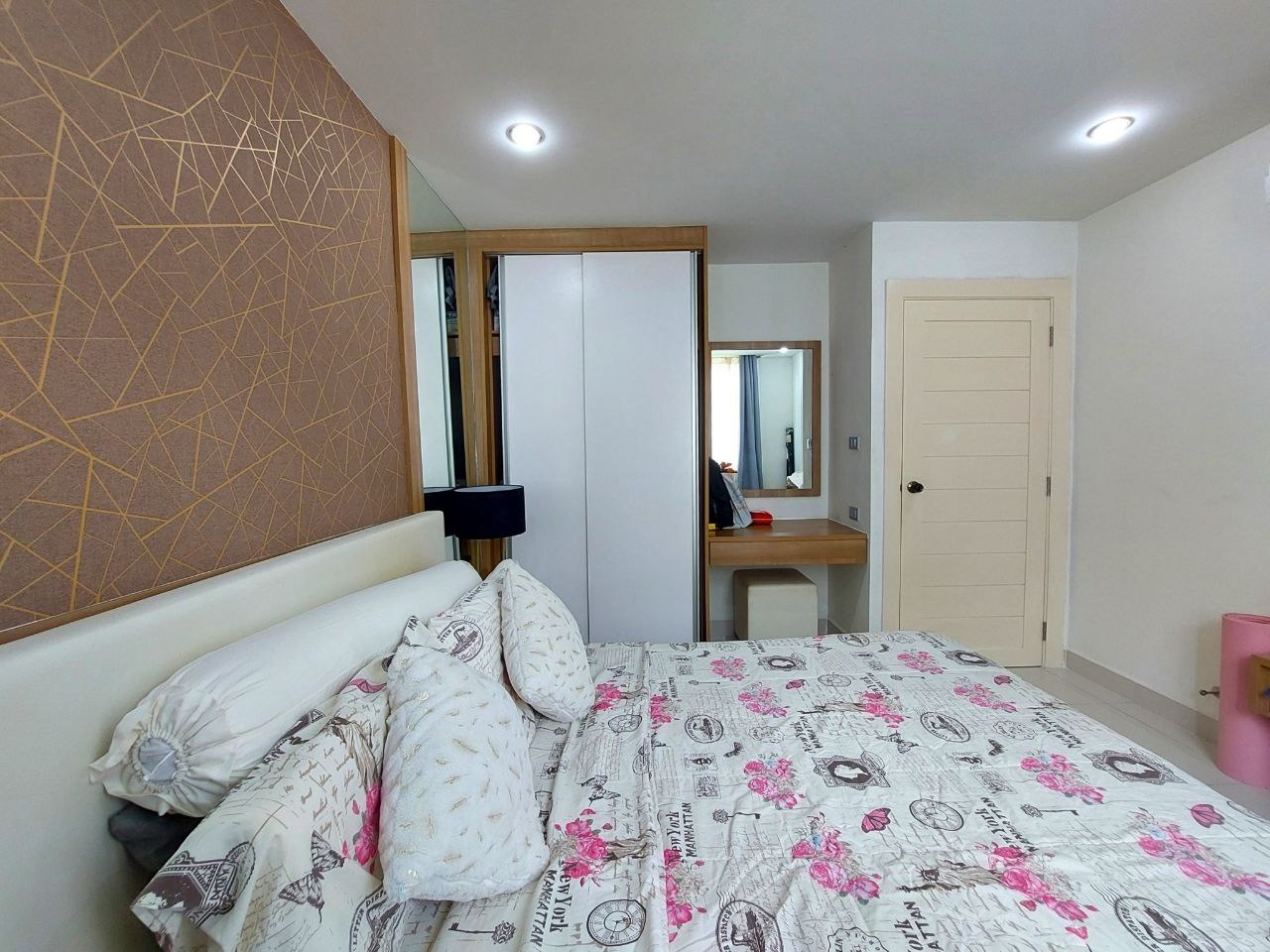 Amazon Residence, 1-camera
