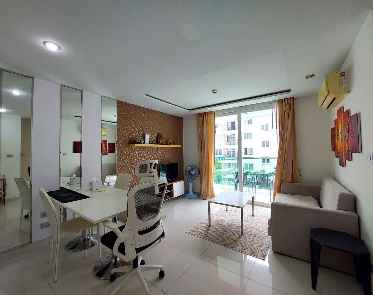 Amazon Residence, 1-camera